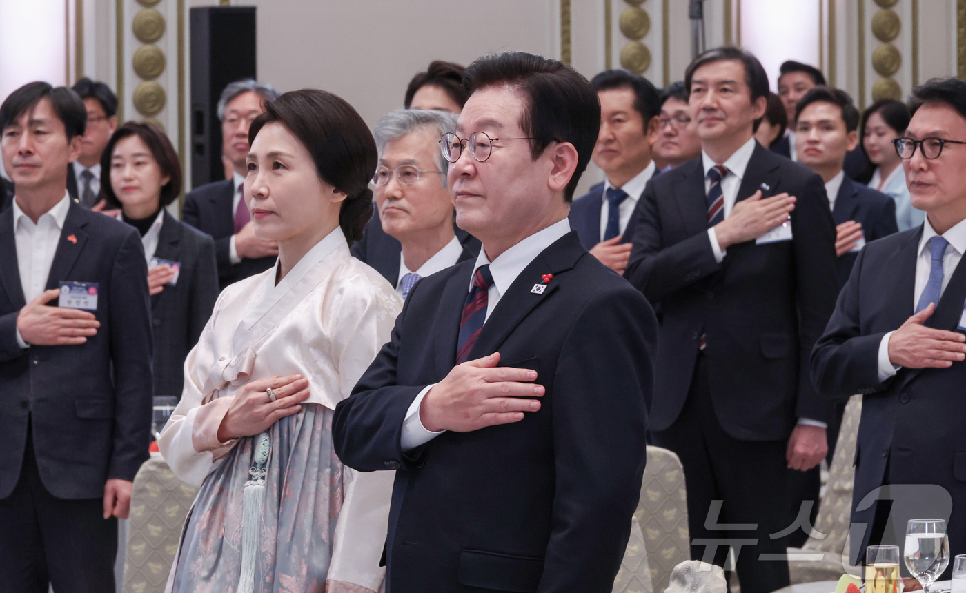 (서울=뉴스1) 이재명 기자 = 이재명 대통령과 김혜경 여사가 2일 오후 청와대 영빈관에서 열린 2026년 신년 인사회에서 국민의례를 하고 있다. (청와대통신사진기자단) 2026. …