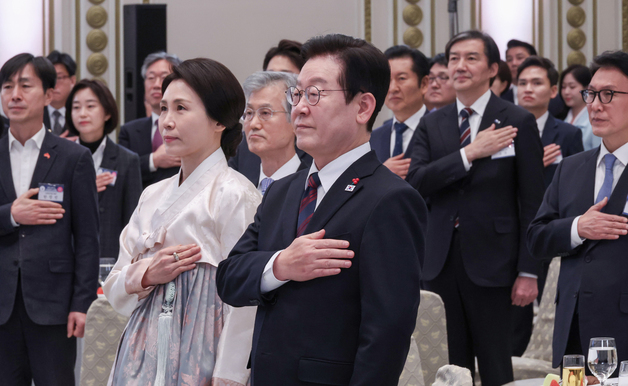 국민의례하는 이재명 대통령과 김혜경 여사