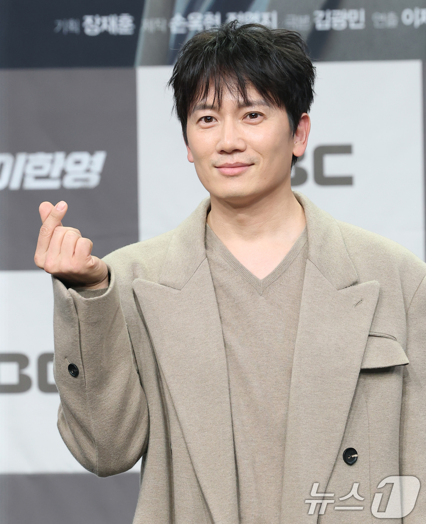 (서울=뉴스1) 권현진 기자 = 배우 지성이 2일 오후 서울 마포구 MBC 상암 신사옥에서 진행된 MBC 새 금토드라마 ‘판사 이한영’(극본 김광민/연출 이재진, 박미연) 제작발표 …