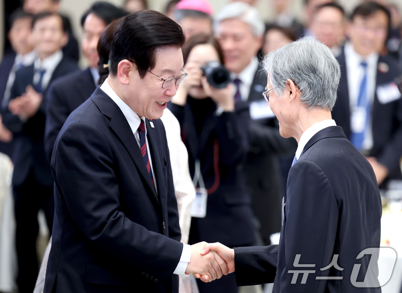 (서울=뉴스1) 이재명 기자 = 이재명 대통령과 조희대 대법원장이 2일 청와대 영빈관에서 열린 2026년 신년 인사회에 참석해 악수를 나누고 있다. 2026.1.2/뉴스1