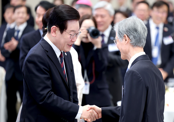 李대통령 "판결문 공개 안하고 외우라?…상식적으로 타당한가"