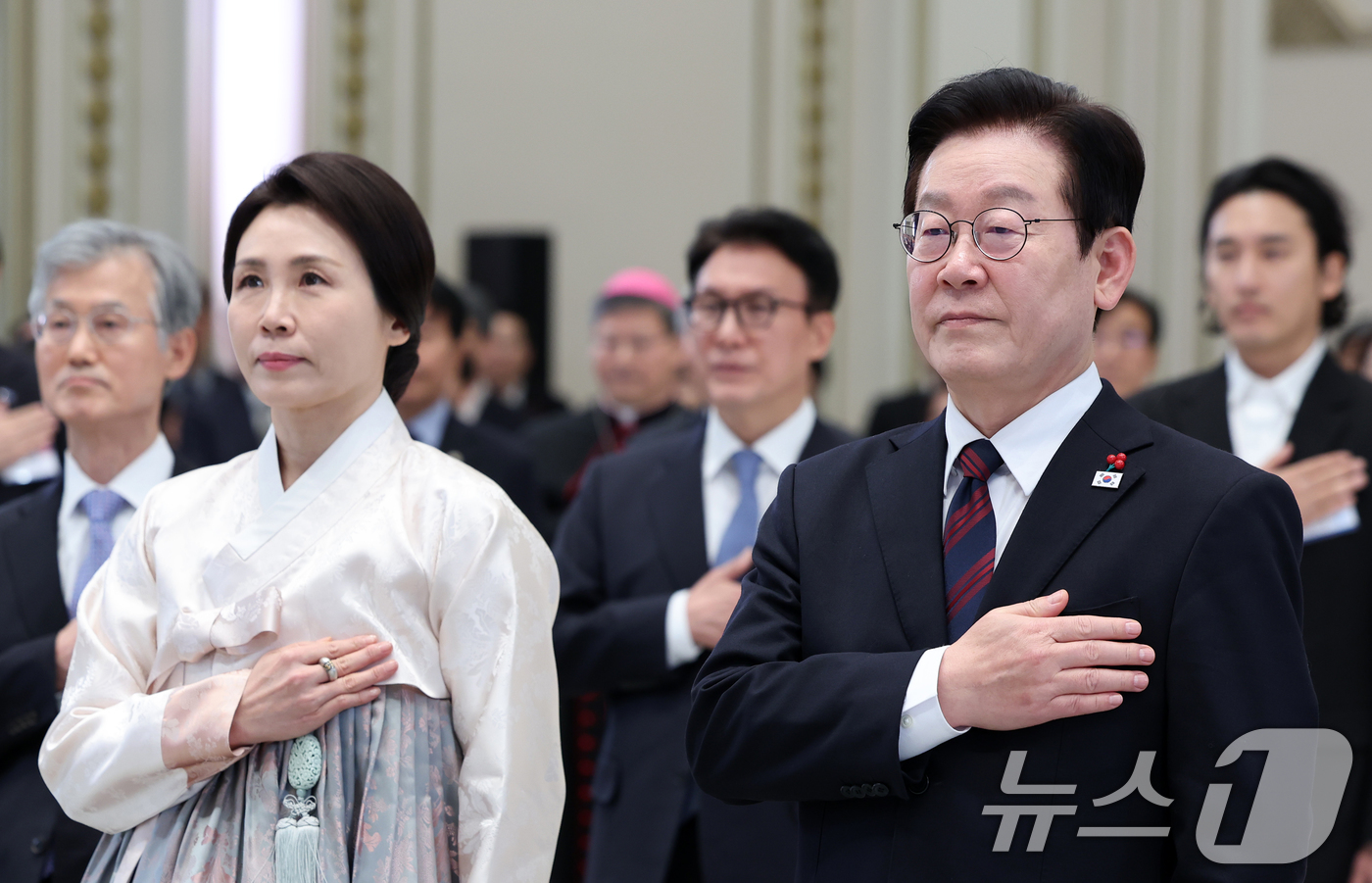 (서울=뉴스1) 이재명 기자 = 이재명 대통령과 김혜경 여사가 2일 청와대 영빈관에서 열린 2026년 신년 인사회에 참석해 국민의례를 하고 있다. 2026.1.2/뉴스1