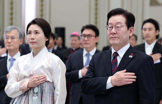 국기에 대한 경례하는 이재명 대통령과 김혜경 여사