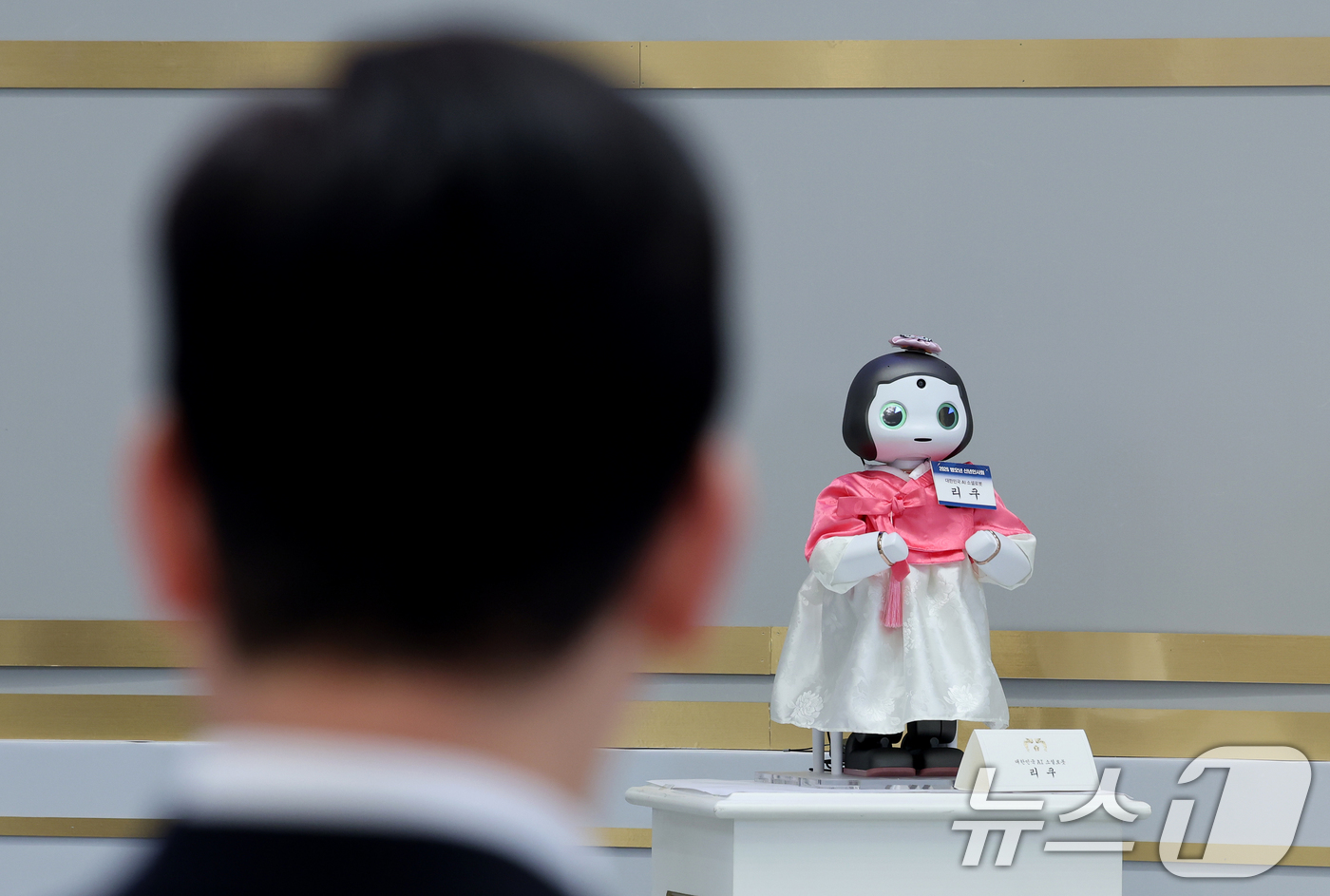 (서울=뉴스1) 이재명 기자 = 이재명 대통령이 2일 청와대 영빈관에서 열린 2026년 신년 인사회에 참석해 대한민국 AI 소셜 로봇 리쿠의 인사말을 경청하고 있다. 2026.1. …