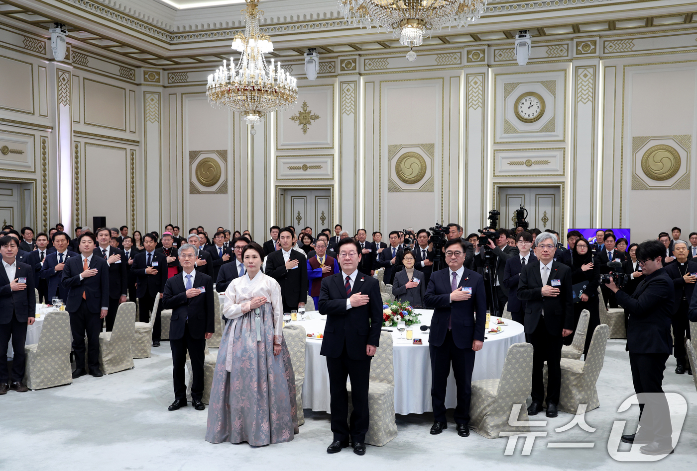 (서울=뉴스1) 이재명 기자 = 이재명 대통령이 2일 청와대 영빈관에서 열린 2026년 신년 인사회에서 참석자들과 국민의례를 하고 있다. 2026.1.2/뉴스1