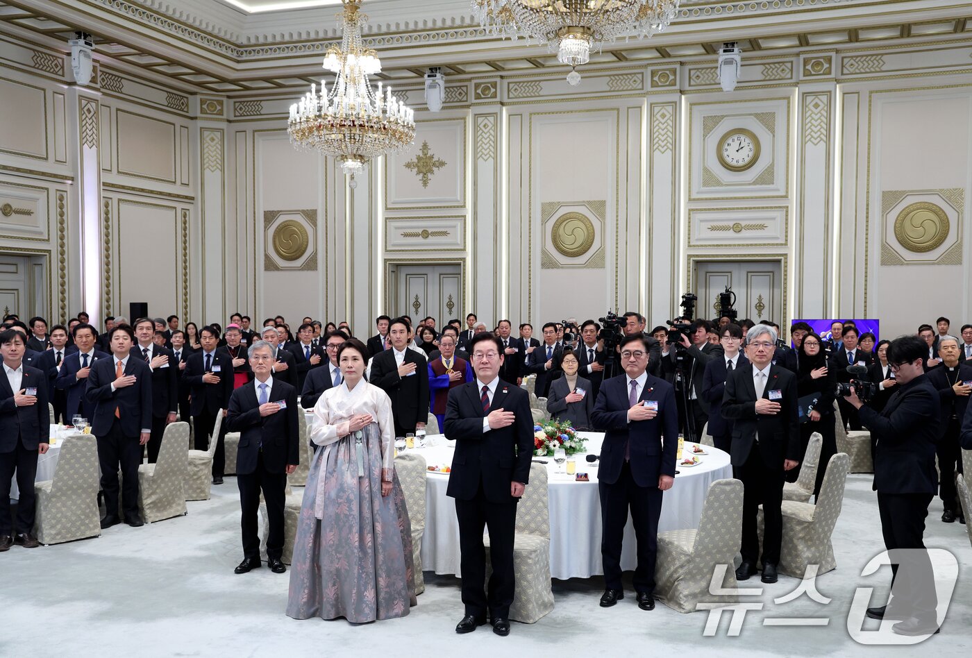 본문 이미지 - 이재명 대통령이 2일 청와대 영빈관에서 열린 2026년 신년 인사회에서 참석자들과 국민의례를 하고 있다. 2026.1.2/뉴스1 ⓒ News1 이재명 기자