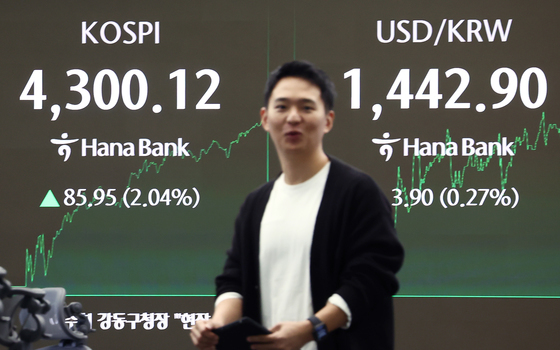 코스피, 새해 첫 장중 4300 돌파