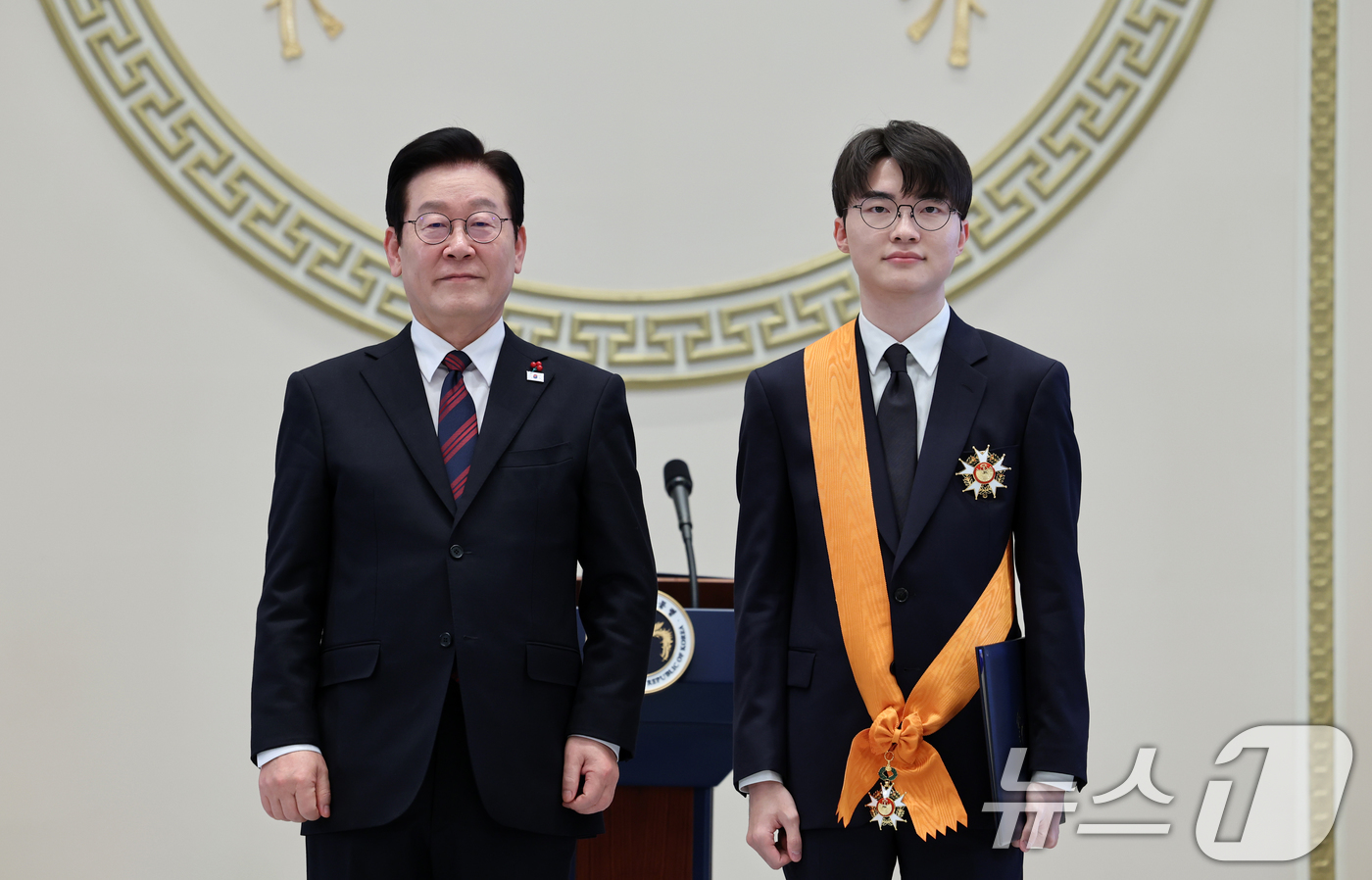 (서울=뉴스1) 이재명 기자 = 이재명 대통령이 2일 청와대 영빈관에서 열린 2026년 신년 인사회에서 이상혁(페이커) 프로게이머에게 체육훈장 청룡장을 수여하고 기념촬영을 하고 있 …