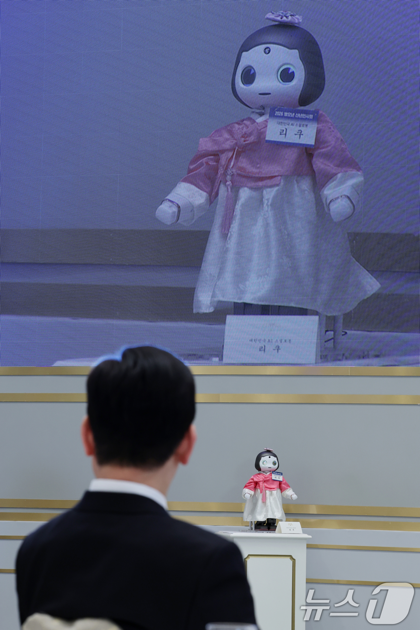 (서울=뉴스1) 이재명 기자 = 이재명 대통령이 2일 청와대 영빈관에서 열린 2026년 신년 인사회에 참석해 대한민국 AI 소셜 로봇 리쿠의 인사말을 경청하고 있다. 2026.1. …