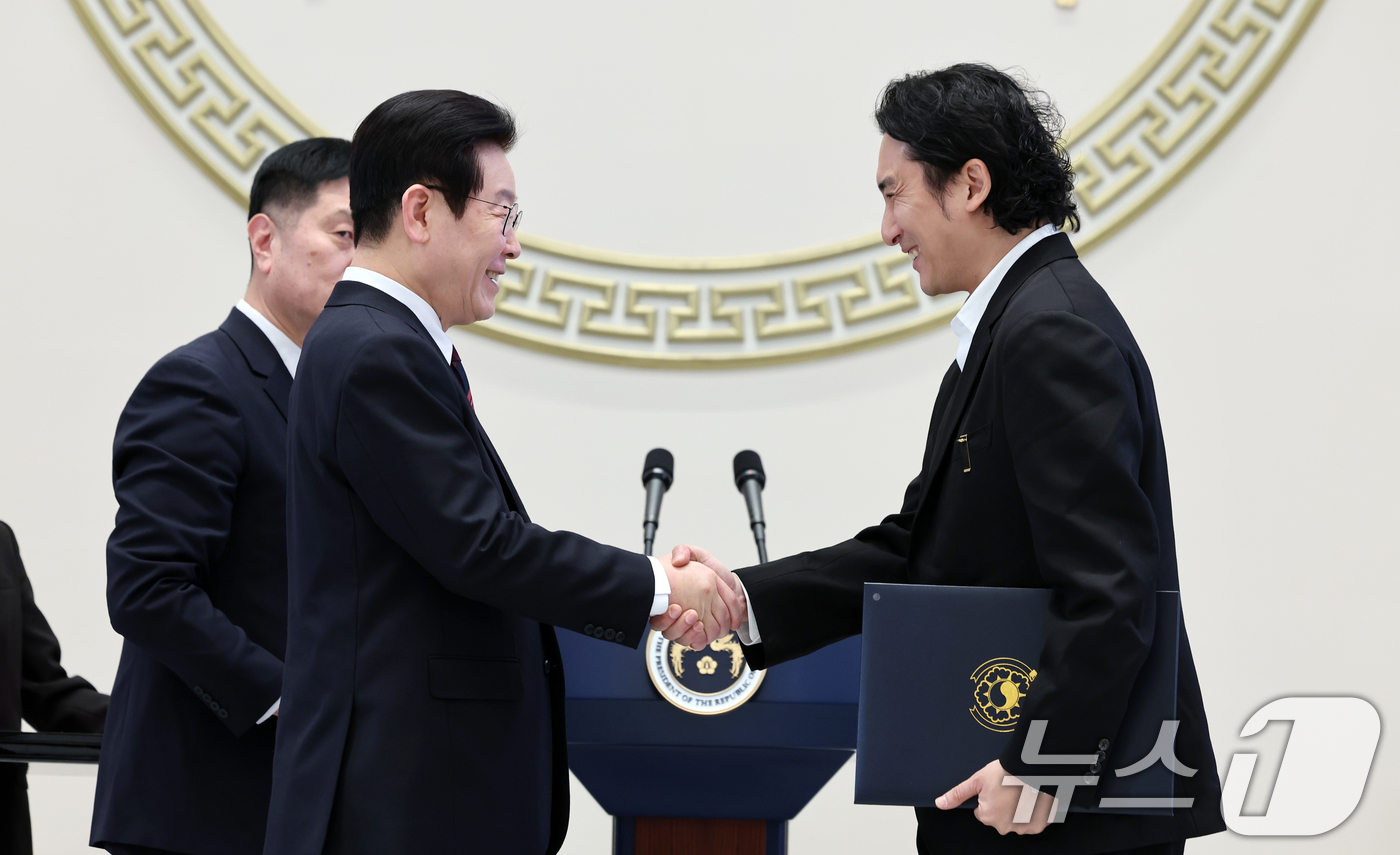 (서울=뉴스1) 이재명 기자 = 이재명 대통령이 2일 청와대 영빈관에서 열린 2026년 신년 인사회에서 신우석 돌고래유괴단 감독에게 국민훈장 목련장을 수여하고 있다. 2026.1. …