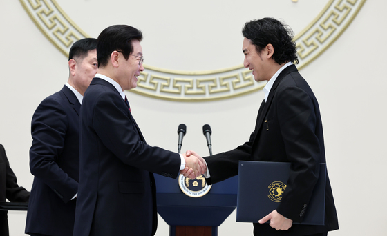 국민훈장 '목련장' 수여받는 신우석 감독