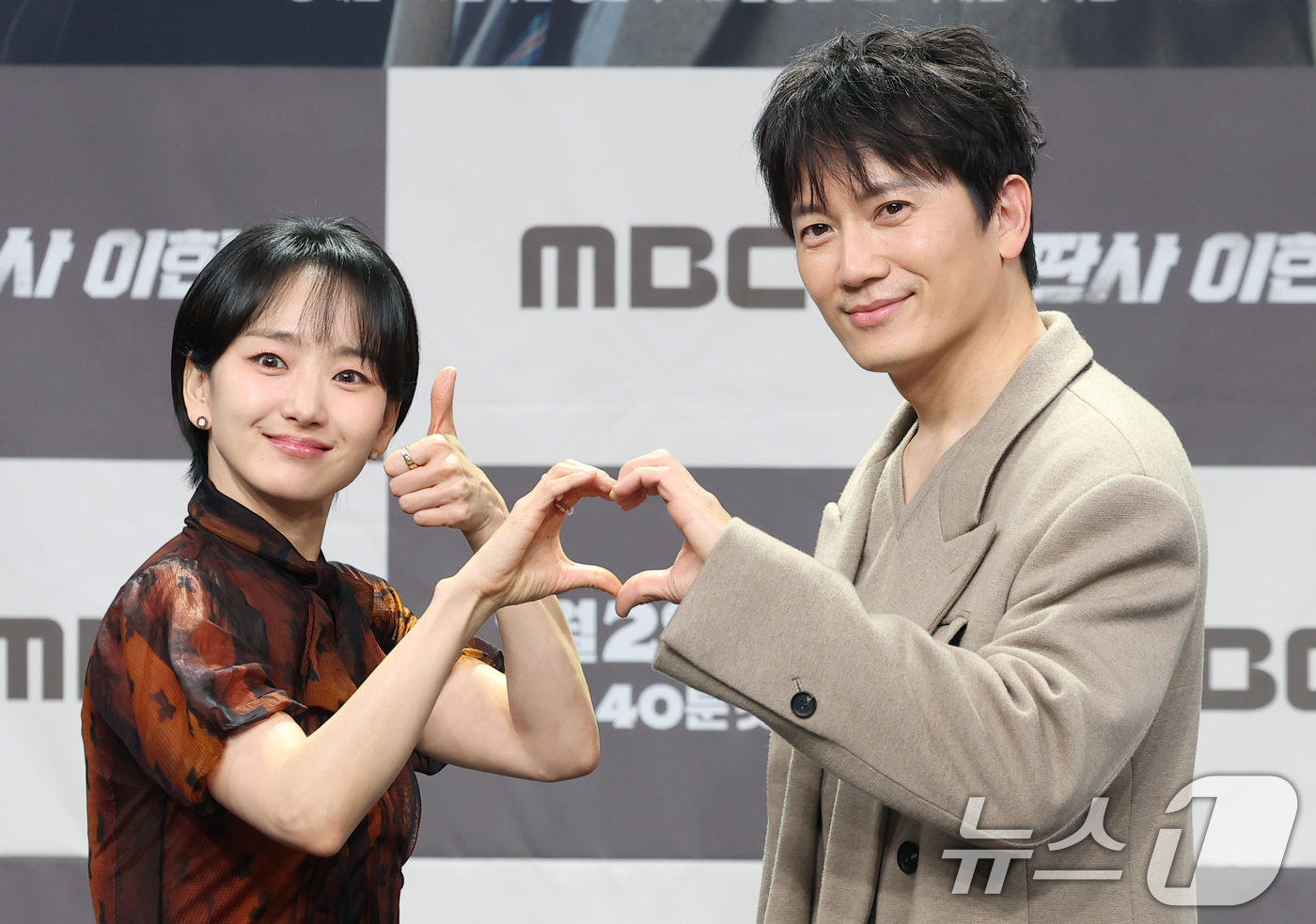 (서울=뉴스1) 권현진 기자 = 배우 원진아와 지성(오른쪽)이 2일 오후 서울 마포구 MBC 상암 신사옥에서 진행된 MBC 새 금토드라마 ‘판사 이한영’(극본 김광민/연출 이재진, …