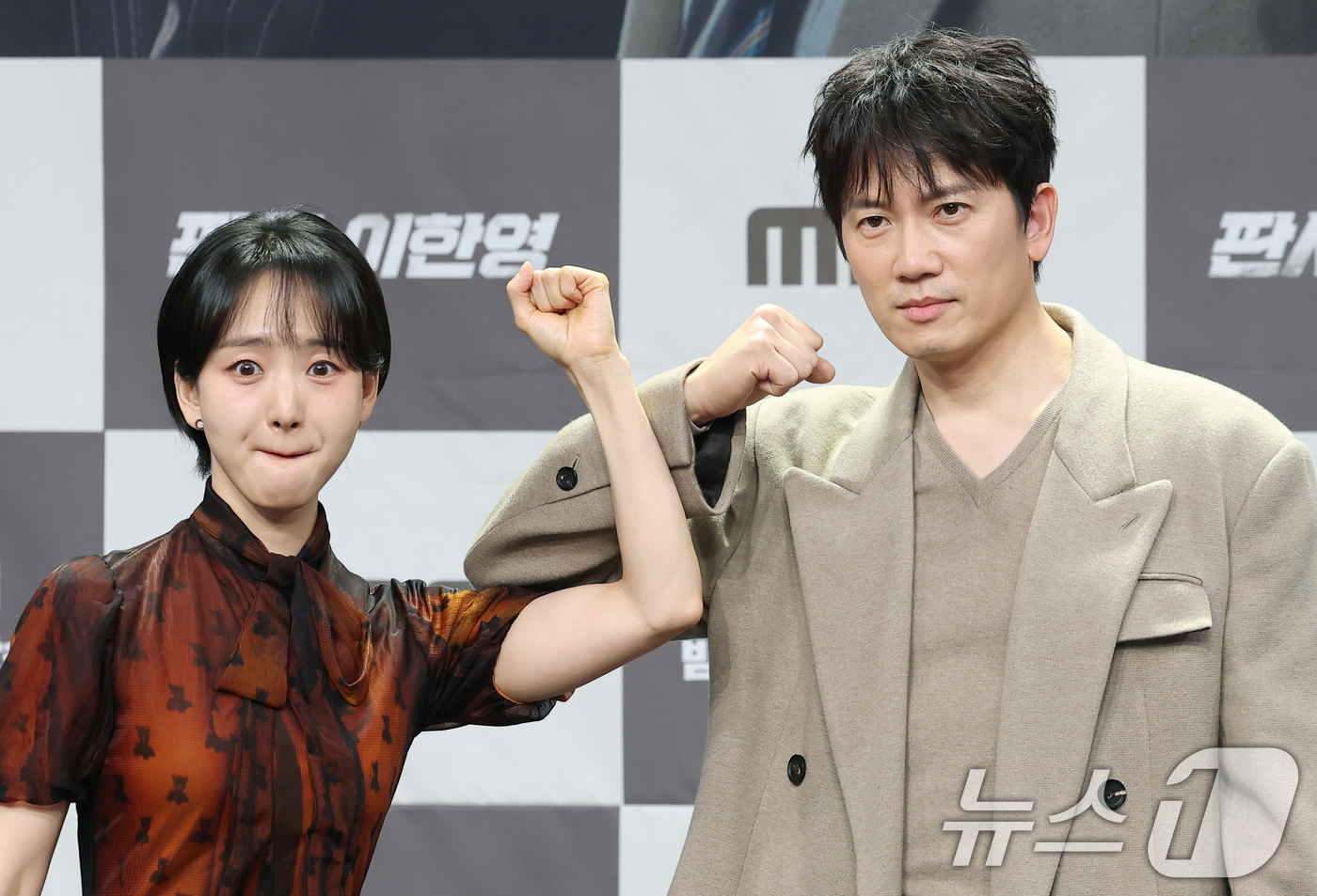 (서울=뉴스1) 권현진 기자 = 배우 원진아와 지성(오른쪽)이 2일 오후 서울 마포구 MBC 상암 신사옥에서 진행된 MBC 새 금토드라마 ‘판사 이한영’(극본 김광민/연출 이재진, …