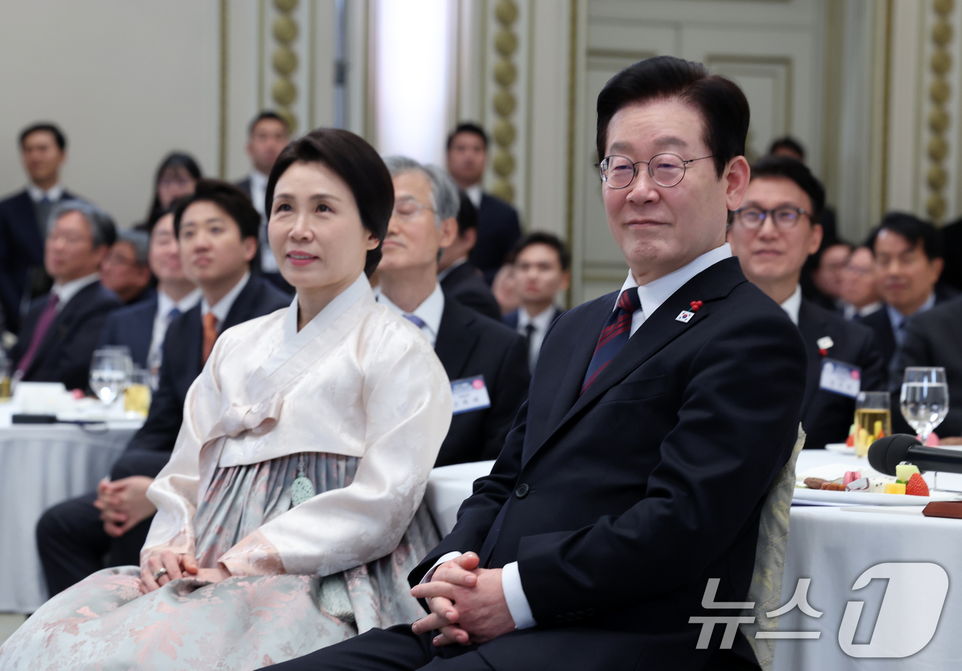 (서울=뉴스1) 이재명 기자 = 이재명 대통령과 김혜경 여사가 2일 청와대 영빈관에서 열린 2026년 신년 인사회에서 대한민국 AI 소셜 로봇 리쿠의 인사말을 경청하고 있다. 20 …