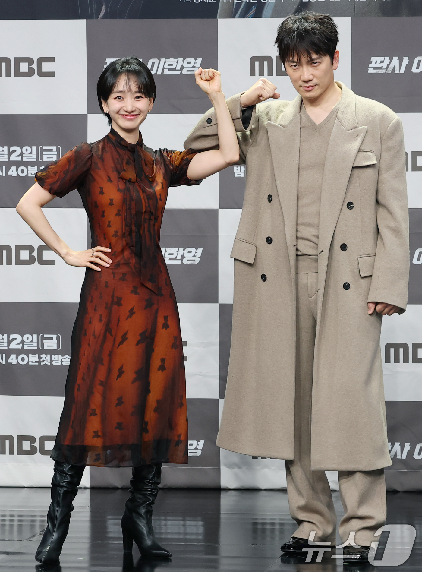 (서울=뉴스1) 권현진 기자 = 배우 원진아와 지성(오른쪽)이 2일 오후 서울 마포구 MBC 상암 신사옥에서 진행된 MBC 새 금토드라마 ‘판사 이한영’(극본 김광민/연출 이재진, …