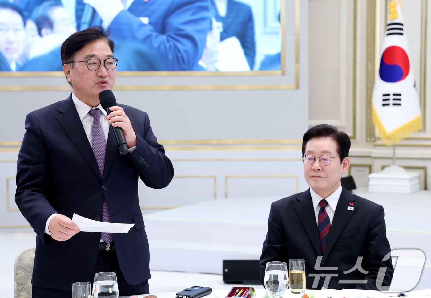 (서울=뉴스1) 이재명 기자 = 이재명 대통령이 2일 청와대 영빈관에서 열린 2026년 신년 인사회에서 우원식 국회의장의 건배제의를 경청하고 있다 2026.1.2/뉴스1