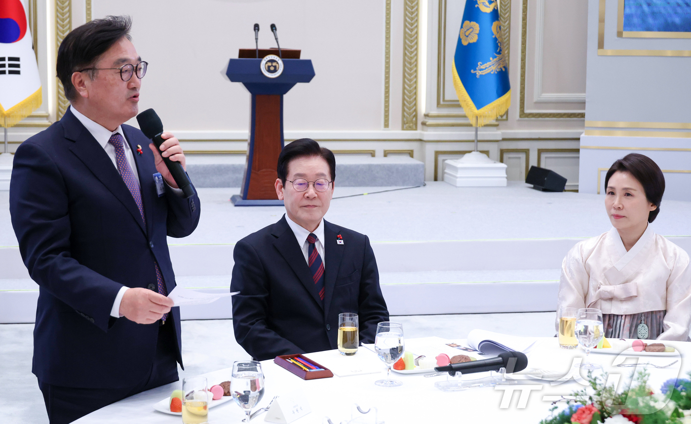 (서울=뉴스1) 이재명 기자 = 이재명 대통령이 2일 오후 청와대 영빈관에서 열린 2026년 신년 인사회에서 우원식 국회의장의 인사말을 듣고 있다. (청와대통신사진기자단) 2026 …