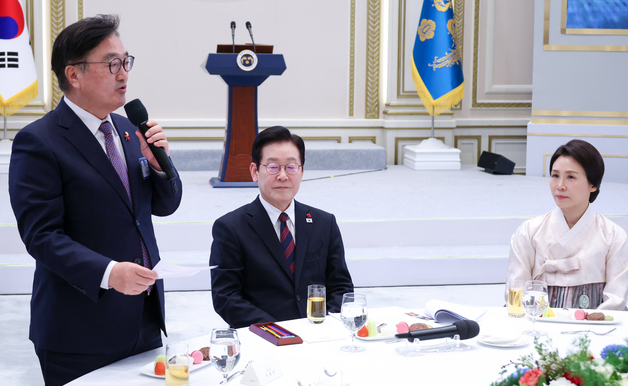 우원식 국회의장 인사말 경청하는 이재명 대통령