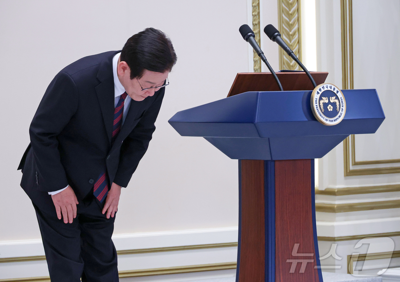 (서울=뉴스1) 이재명 기자 = 이재명 대통령이 2일 오후 청와대 영빈관에서 열린 2026년 신년 인사회에서 고개 숙여 인사를 하고 있다. (청와대통신사진기자단) 2026.1.2/ …