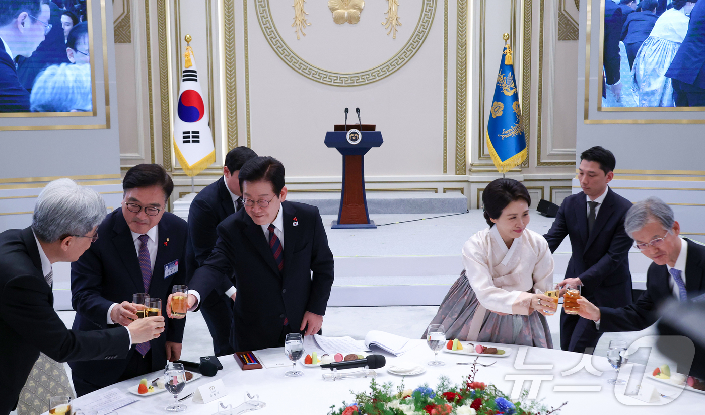 (서울=뉴스1) 이재명 기자 = 이재명 대통령과 김혜경 여사가 2일 오후 청와대 영빈관에서 열린 2026년 신년 인사회에서 참석자들과 건배를 하고 있다. (청와대통신사진기자단) 2 …