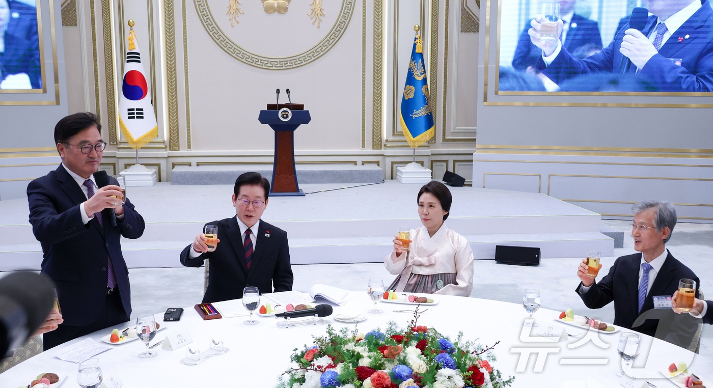 (서울=뉴스1) 이재명 기자 = 이재명 대통령이 2일 오후 청와대 영빈관에서 열린 2026년 신년 인사회에서 건배사를 하고 있다. (청와대통신사진기자단) 2026.1.2/뉴스1