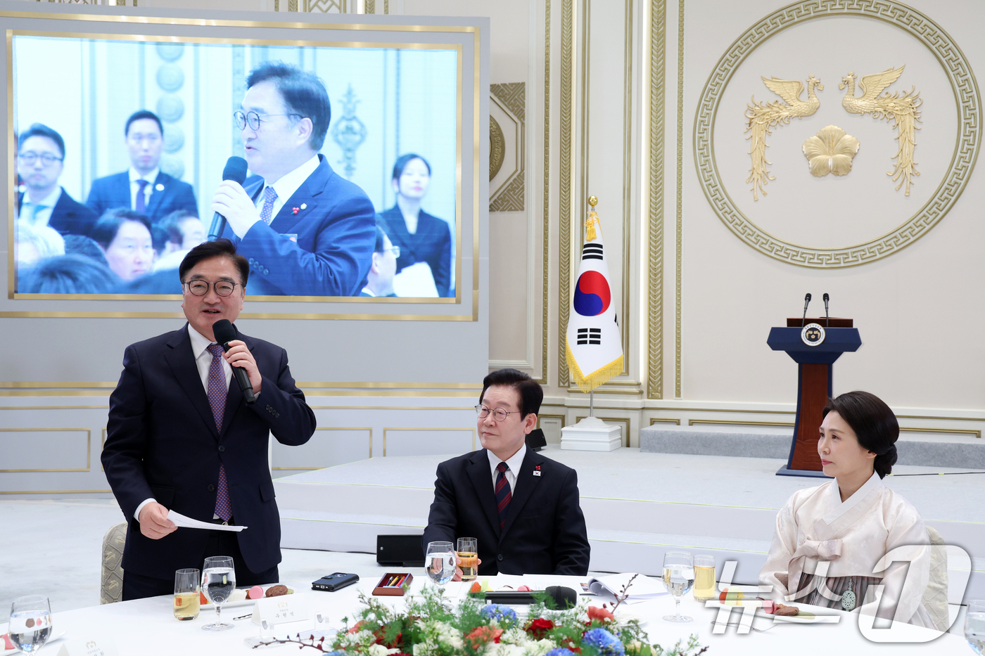 (서울=뉴스1) 이재명 기자 = 이재명 대통령이 2일 청와대 영빈관에서 열린 2026년 신년 인사회에서 우원식 국회의장의 건배제의를 경청하고 있다. 2026.1.2/뉴스1