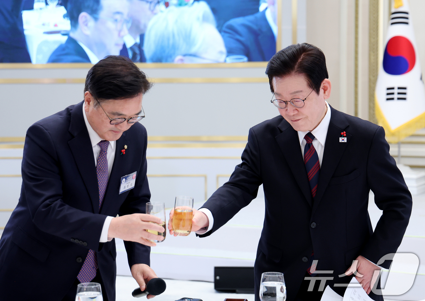 (서울=뉴스1) 이재명 기자 = 이재명 대통령과 우원식 국회의장이 2일 청와대 영빈관에서 열린 2026년 신년 인사회에서 건배를 하고 있다. 2026.1.2/뉴스1