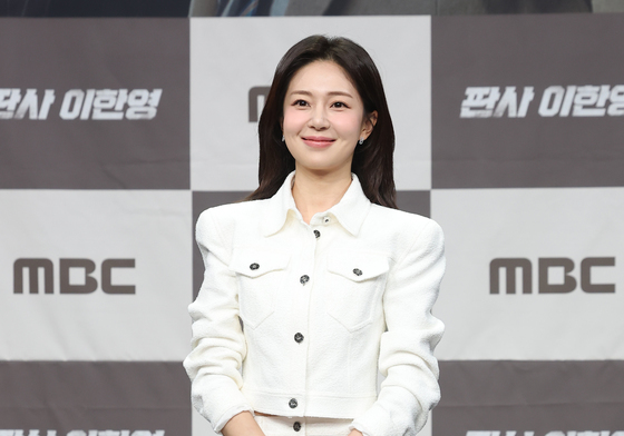 미소짓는 백진희