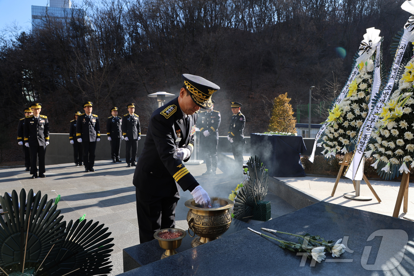(서울=뉴스1) = 홍영근 서울소방재난본부장이 2026년 병오년 새해를 맞아 2일 오전 서울 은평구 서울소방학교에 위치한 소방충혼탑을 찾아 분향하고 있다. (서울소방재난본부 제공. …