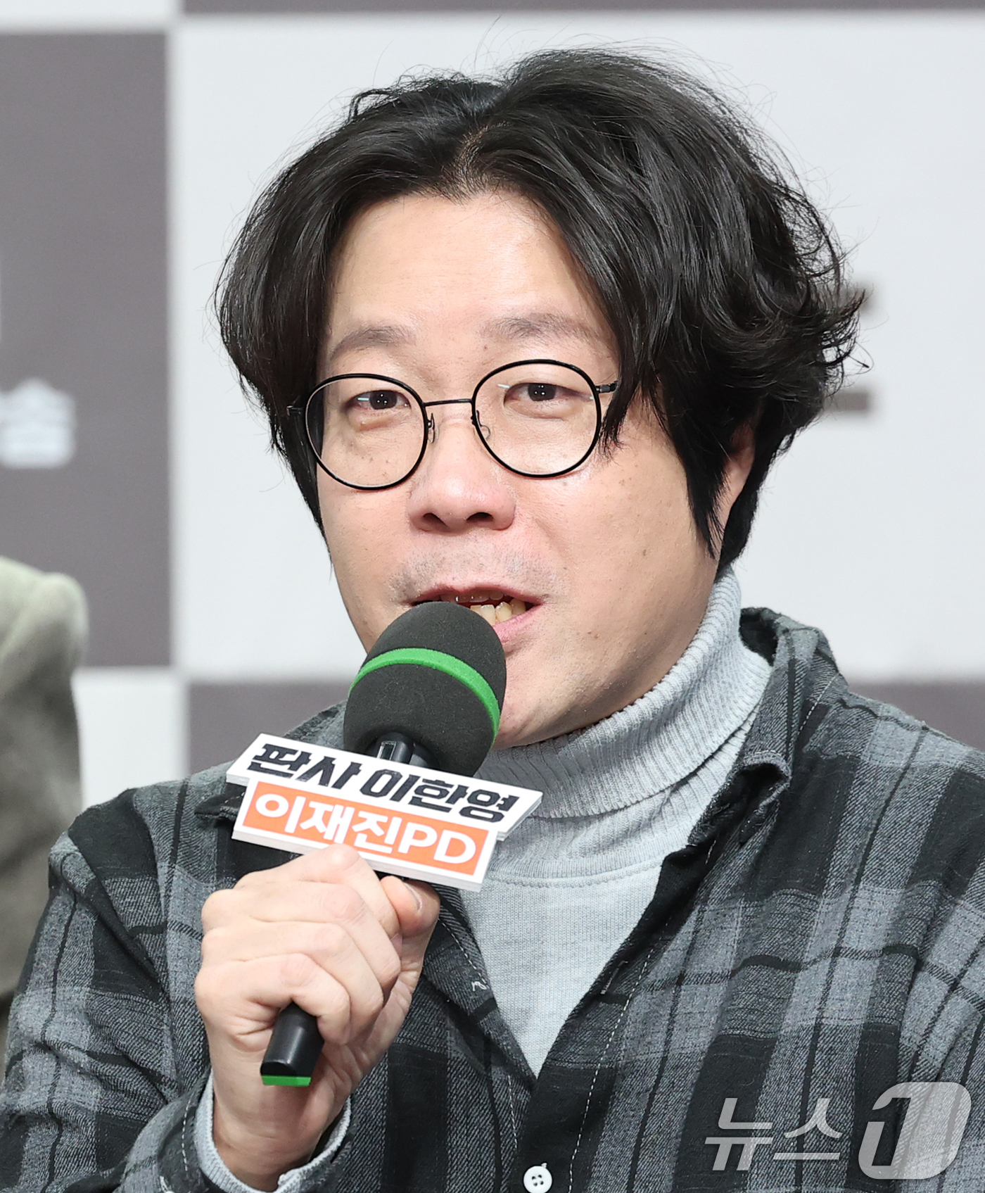 (서울=뉴스1) 권현진 기자 = 이재진 PD 2일 오후 서울 마포구 MBC 상암 신사옥에서 진행된 MBC 새 금토드라마 ‘판사 이한영’(극본 김광민) 제작발표회에서 인사말을 하고 …