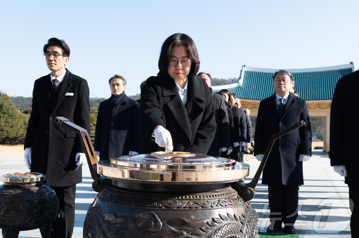 (서울=뉴스1) = 이미선 기상청장이 2일 신년을 맞아 대전 유성구 국립대전현충원을 방문해 현충탑에 분향을 하고 있다. (기상청 제공. 재판매 및 DB 금지)  2026.1.2/뉴 …