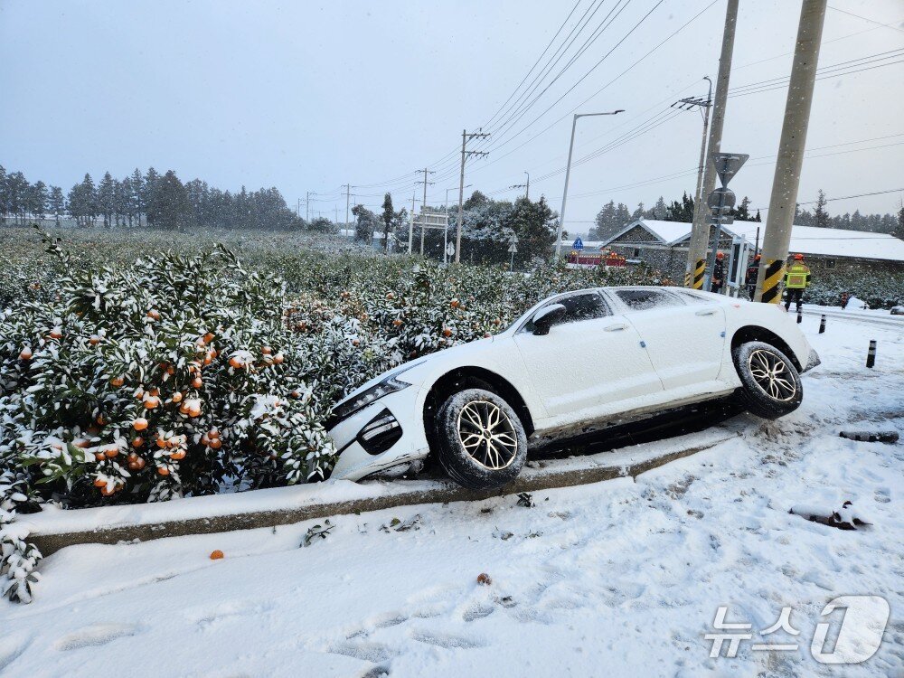 본문 이미지 - 2일 오전 서귀포시 남원읍에서 눈길에 미끄러진 승용차.(제주도소방안전본부 제공. 재판매 및 DB 금지)
