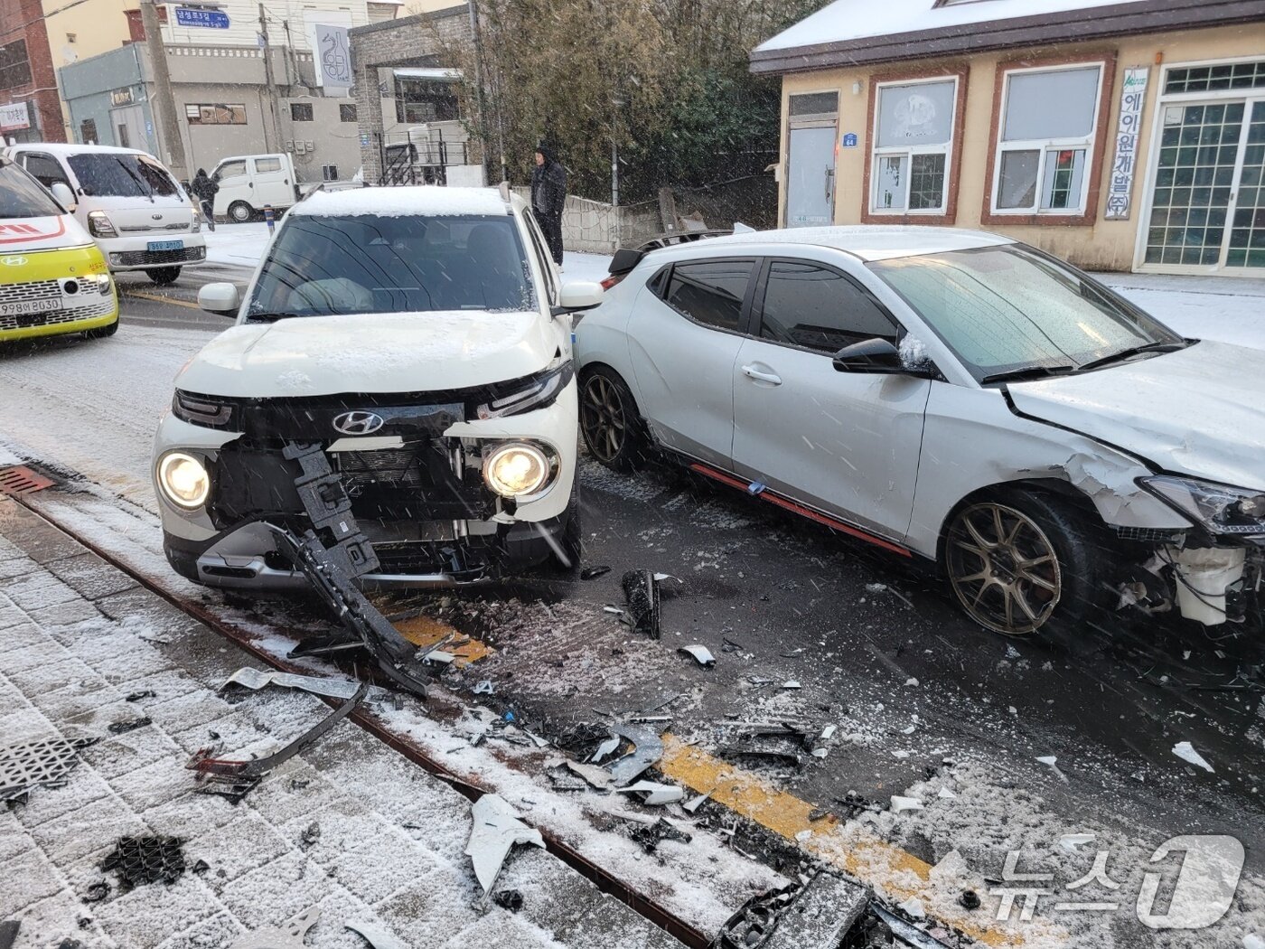 본문 이미지 - 2일 오전 제주시 용담1동에서 눈길로 인해 차량 충돌사고가 발생했다.(제주도소방안전본부 제공. 재판매 및 DB 금지)