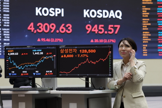 새해 첫 거래일 코스피 4300돌파, 삼성전자 역대 최고치