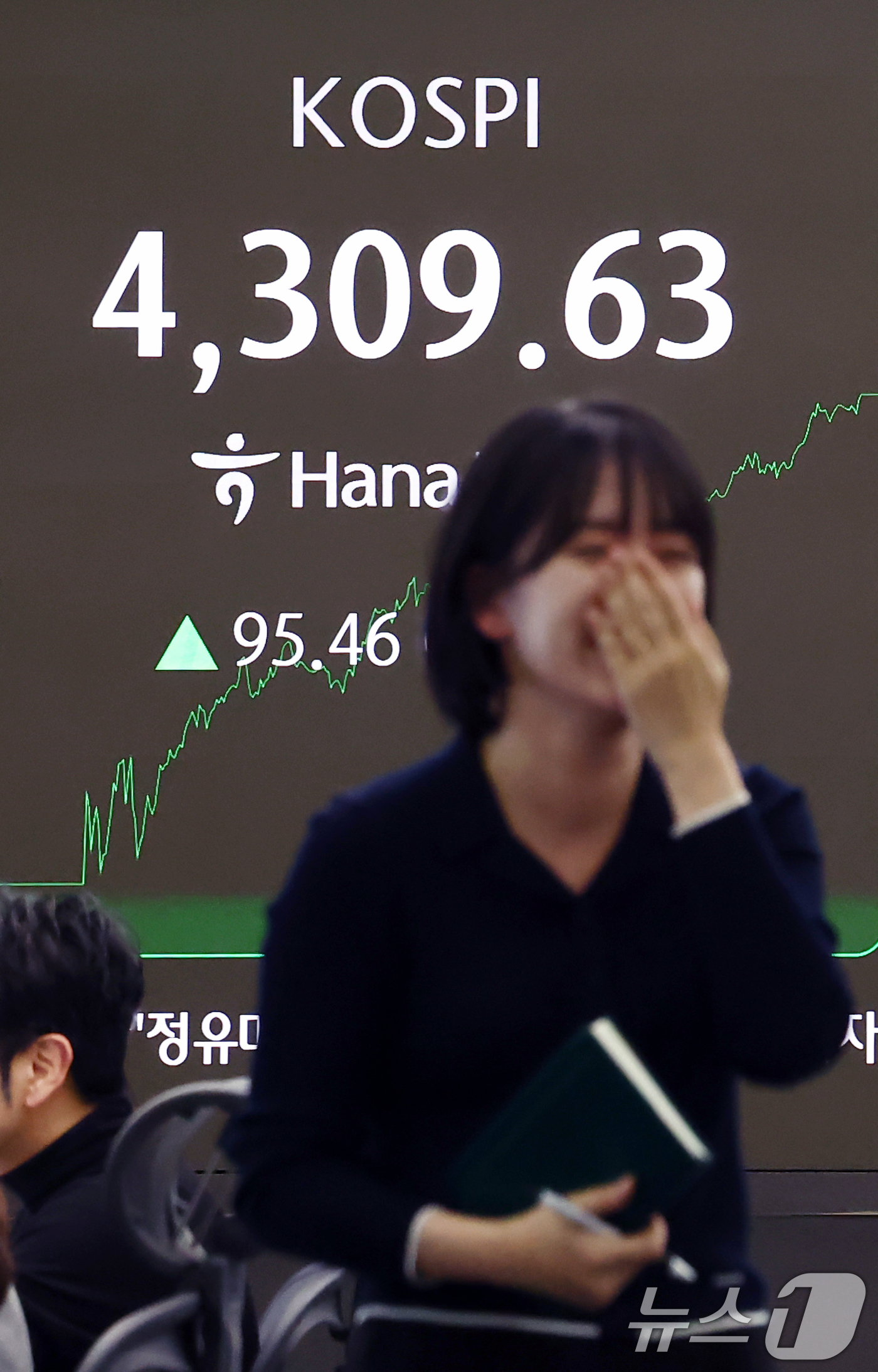 (서울=뉴스1) 김민지 기자 = 코스피가 새해 첫날 장중 4300선을 돌파하며 최고치를 경신한 2일 오후 서울 중구 하나은행 딜링룸 전광판에 종가가 나오고 있다.이날 코스피는 95 …