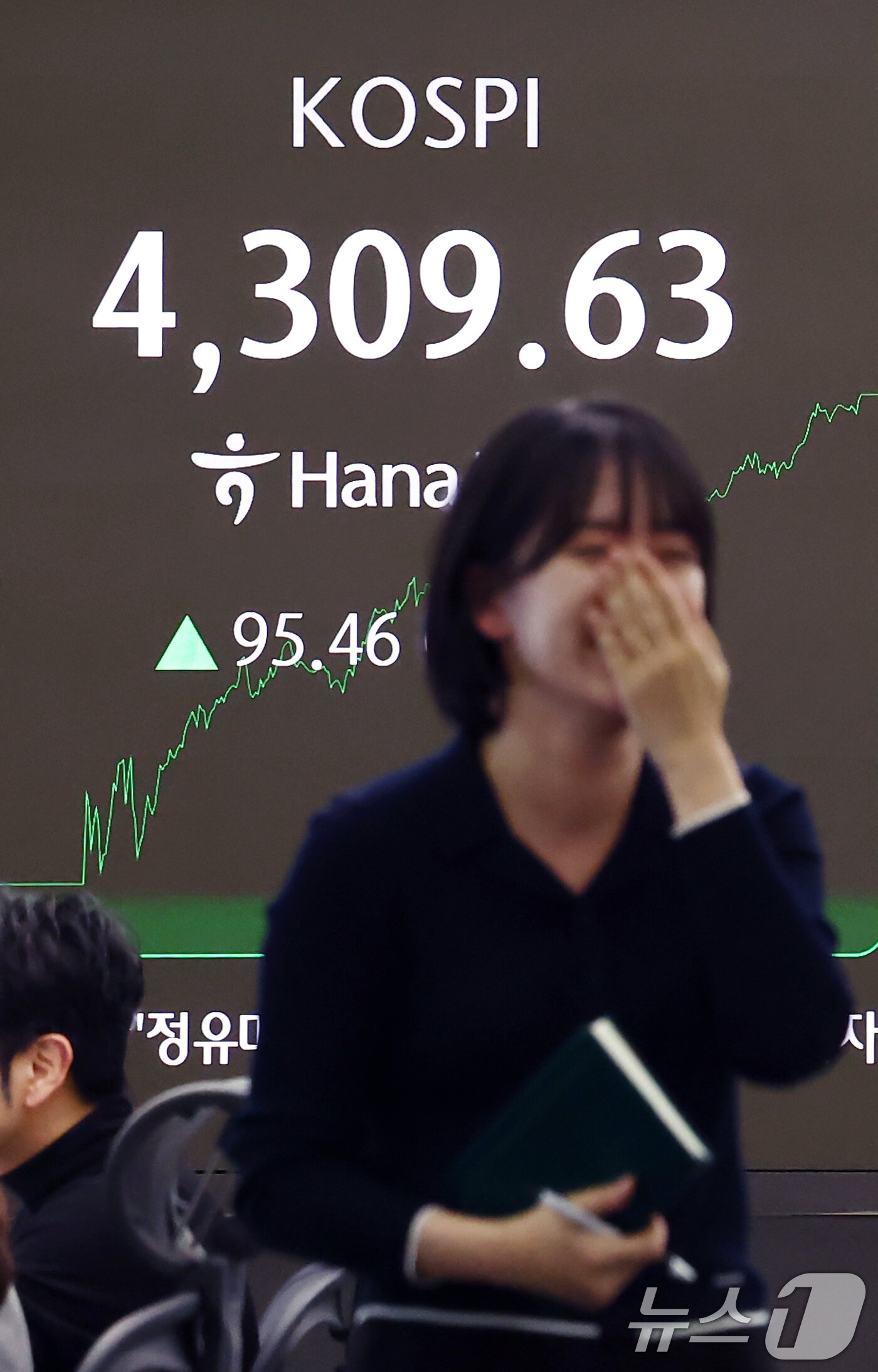 본문 이미지 - 코스피가 새해 첫날 장중 4300선을 돌파하며 최고치를 경신한 2일 오후 서울 중구 하나은행 딜링룸 전광판에 종가가 나오고 있다. 2026.1.2/뉴스1 ⓒ News1 김민지 기자