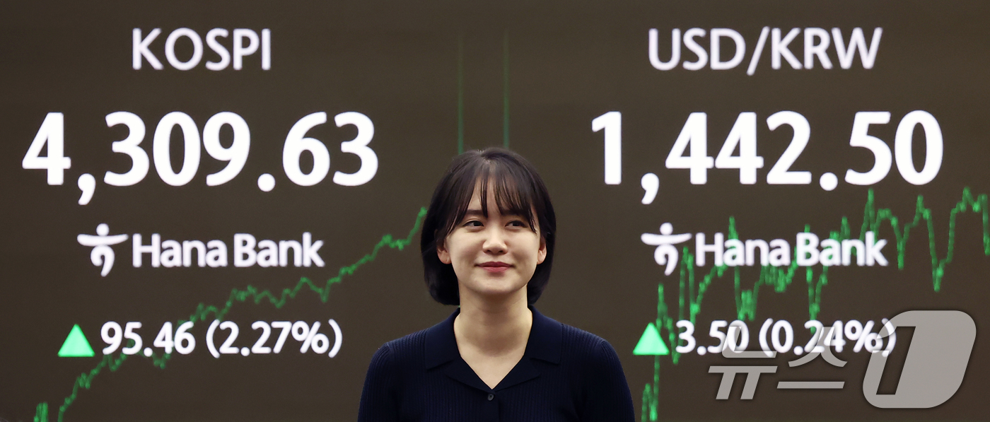 (서울=뉴스1) 김민지 기자 = 코스피가 새해 첫날 장중 4300선을 돌파하며 최고치를 경신한 2일 오후 서울 중구 하나은행 딜링룸 전광판에 종가가 나오고 있다. 이날 코스피는 9 …