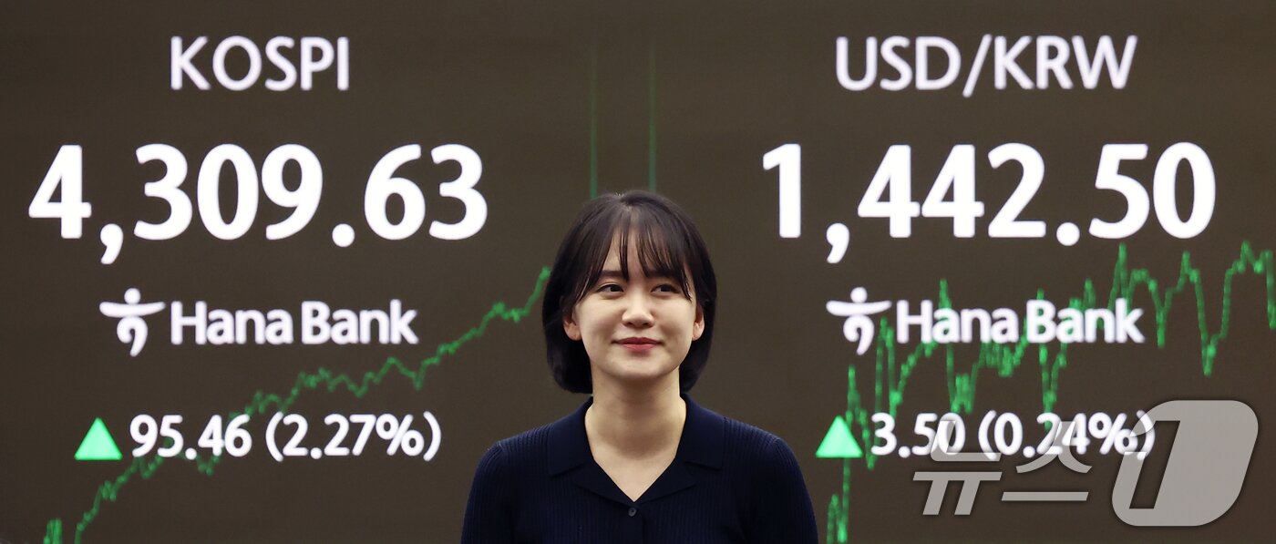 본문 이미지 - 코스피가 새해 첫날 장중 4300선을 돌파하며 최고치를 경신한 2일 오후 서울 중구 하나은행 딜링룸 전광판에 종가가 나오고 있다. 2026.1.2/뉴스1 ⓒ News1 김민지 기자