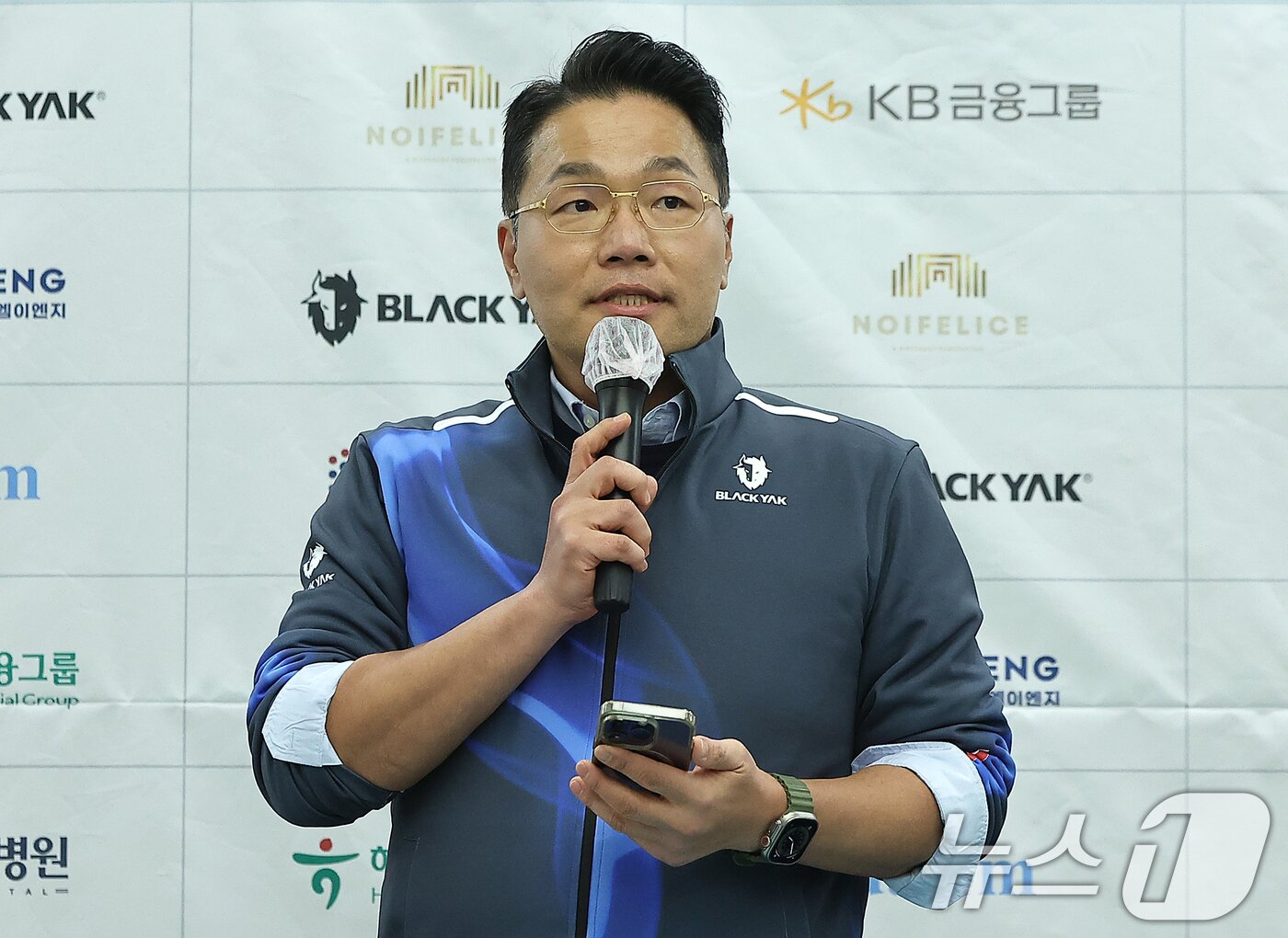 본문 이미지 - 한상호 대한컬링연맹 회장이 2일 오후 서울 송파구 서울올림픽파크텔에서 열린 '2025 밀라노-코르티나담페초 동계올림픽 & 동계패럴림픽 컬링 국가대표 출정식'에 참석해 인사말을 하고 있다. 2026.1.2/뉴스1 ⓒ News1 김진환 기자