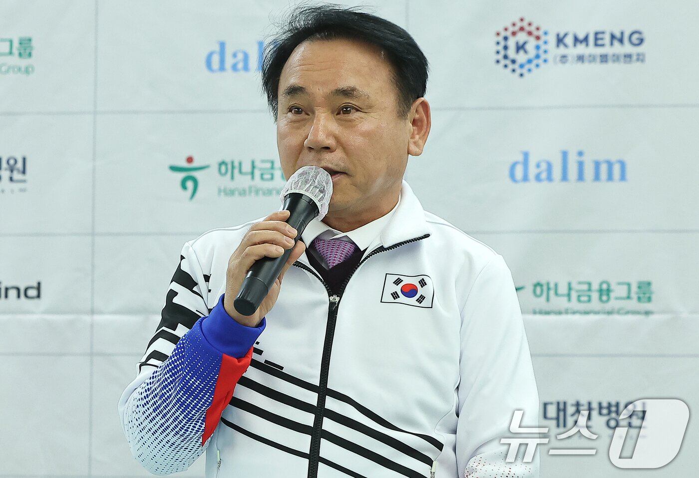 본문 이미지 - 윤경선 대한장애인컬링협회 회장이 2일 오후 서울 송파구 서울올림픽파크텔에서 열린 '2025 밀라노-코르티나담페초 동계올림픽 & 동계패럴림픽 컬링 국가대표 출정식'에 참석해 인사말을 하고 있다. 2026.1.2/뉴스1 ⓒ News1 김진환 기자