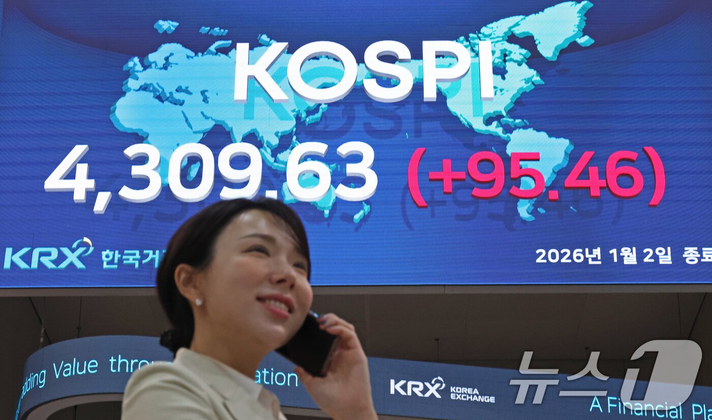 본문 이미지 - 코스피가 새해 첫 거래일에 4300선을 돌파하며 사상 최고치를 경신한 2일 오후 서울 여의도 한국거래소 현황판에 코스피 종가가 표시되고 있다. 2026.1.2/뉴스1 ⓒ News1 오대일 기자