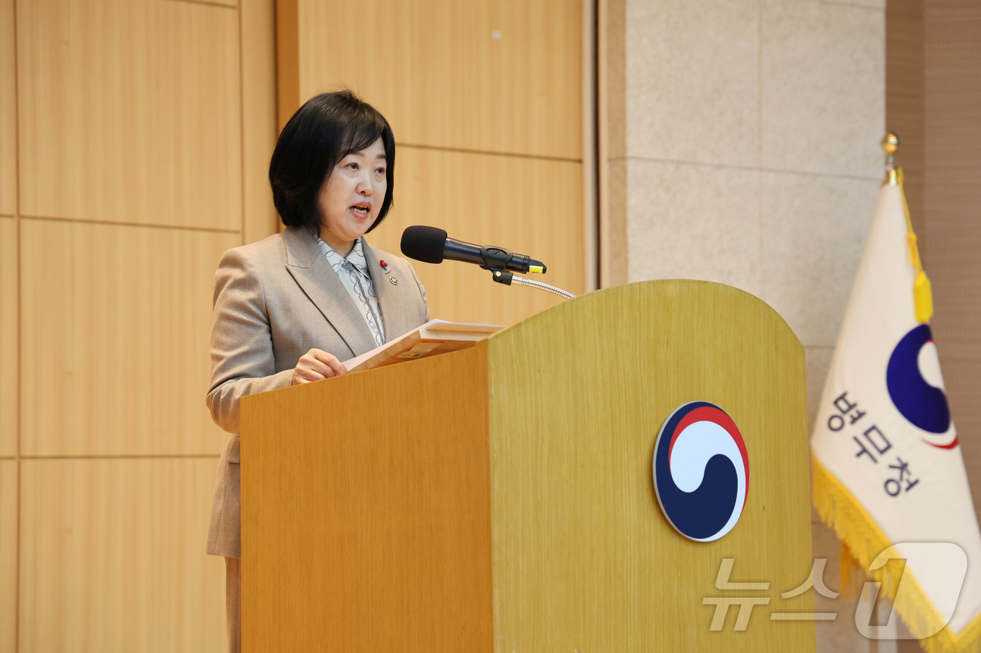 (서울=뉴스1) = 홍소영 병무청장이 2일 정부대전청사에서 열린 2026년 시무식에서 신년사를 낭독하고 있다. (병무청 제공. 재판매 및 DB 금지) 2026.1.2/뉴스1