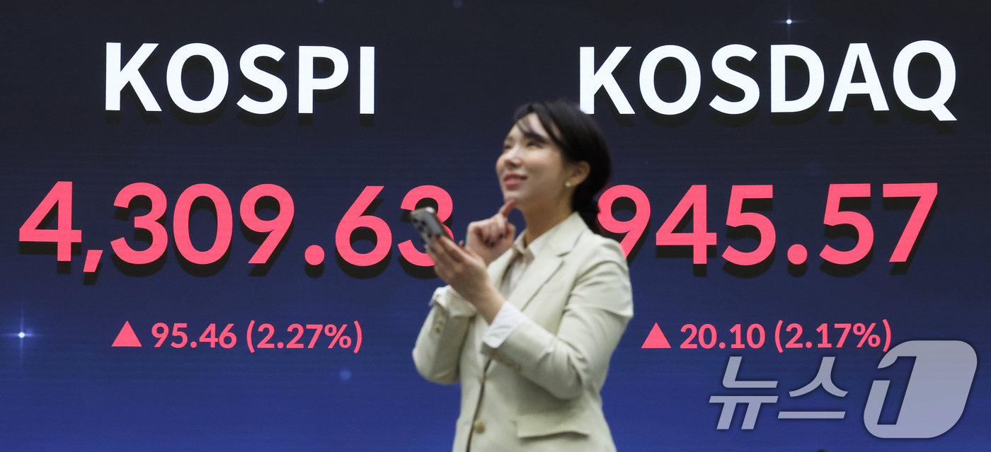 (서울=뉴스1) 오대일 기자 = 코스피가 새해 첫 거래일에 4300선을 돌파하며 사상 최고치를 경신한 2일 오후 서울 여의도 한국거래소 현황판에 코스피 종가가 표시되고 있다. 이날 …