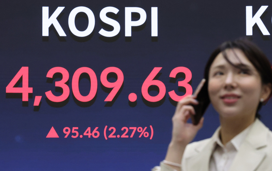 '병오년' 첫날 코스피 4,300선 첫 돌파