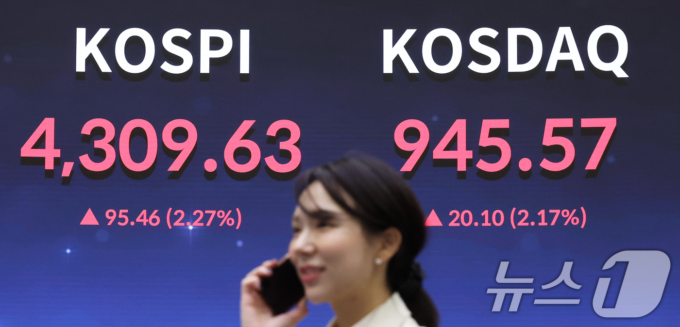 (서울=뉴스1) 오대일 기자 = 코스피가 새해 첫 거래일에 4300선을 돌파하며 사상 최고치를 경신한 2일 오후 서울 여의도 한국거래소 현황판에 코스피 종가가 표시되고 있다. 이날 …