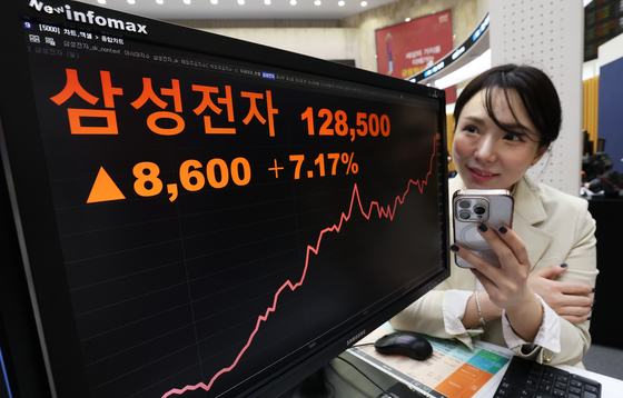 '4만전자'가 어느새 '12만전자'…"새해 복 다 받았네" 삼전 개미들 환호