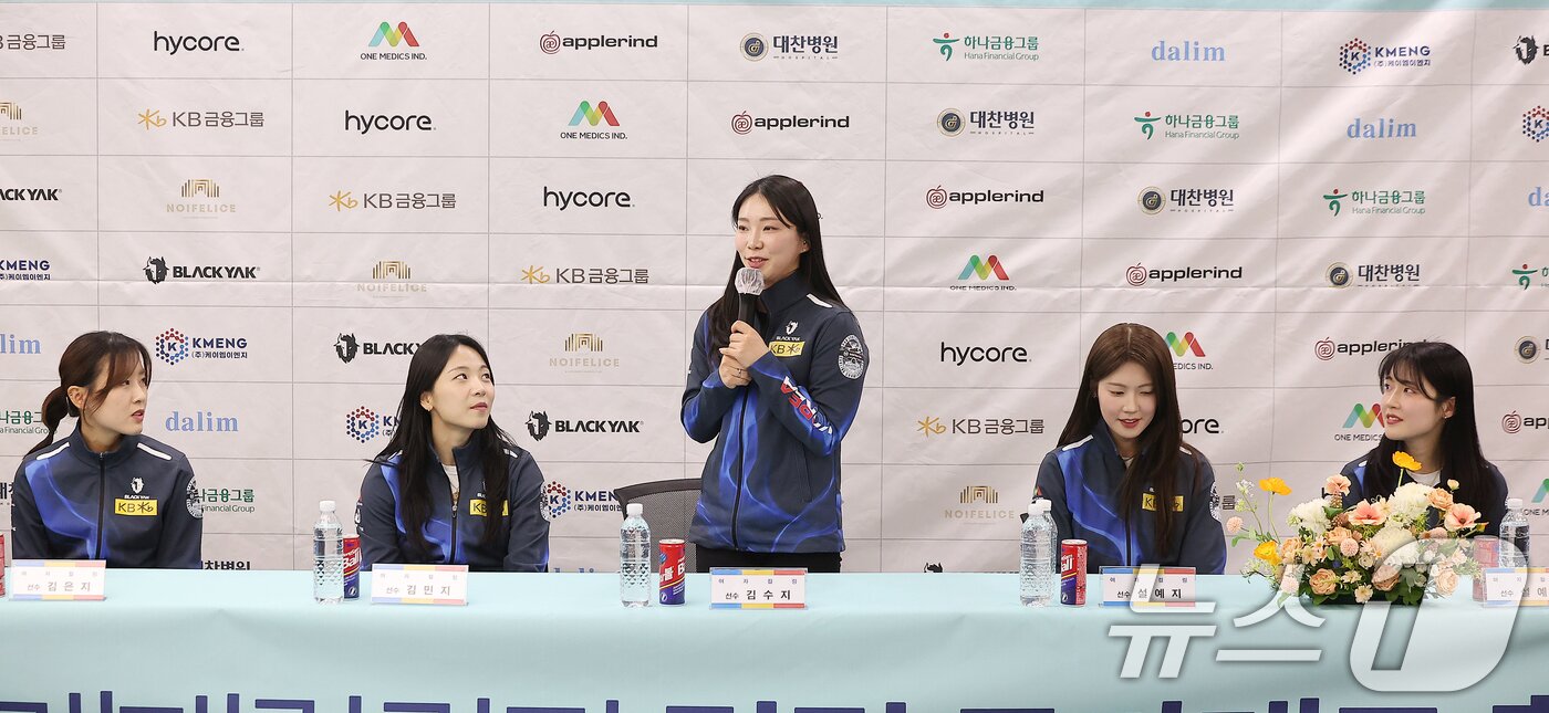 본문 이미지 - 2일 오후 서울 송파구 서울올림픽파크텔에서 열린 '2025 밀라노-코르티나담페초 동계올림픽 & 동계패럴림픽 컬링 국가대표 출정식'에 참가한 여자 컬링 대표팀의 김은지(왼쪽부터), 김민지, 김수지, 설예지, 설예은이 포부를 밝히고 있다. 2026.1.2/뉴스1 ⓒ News1 김진환 기자