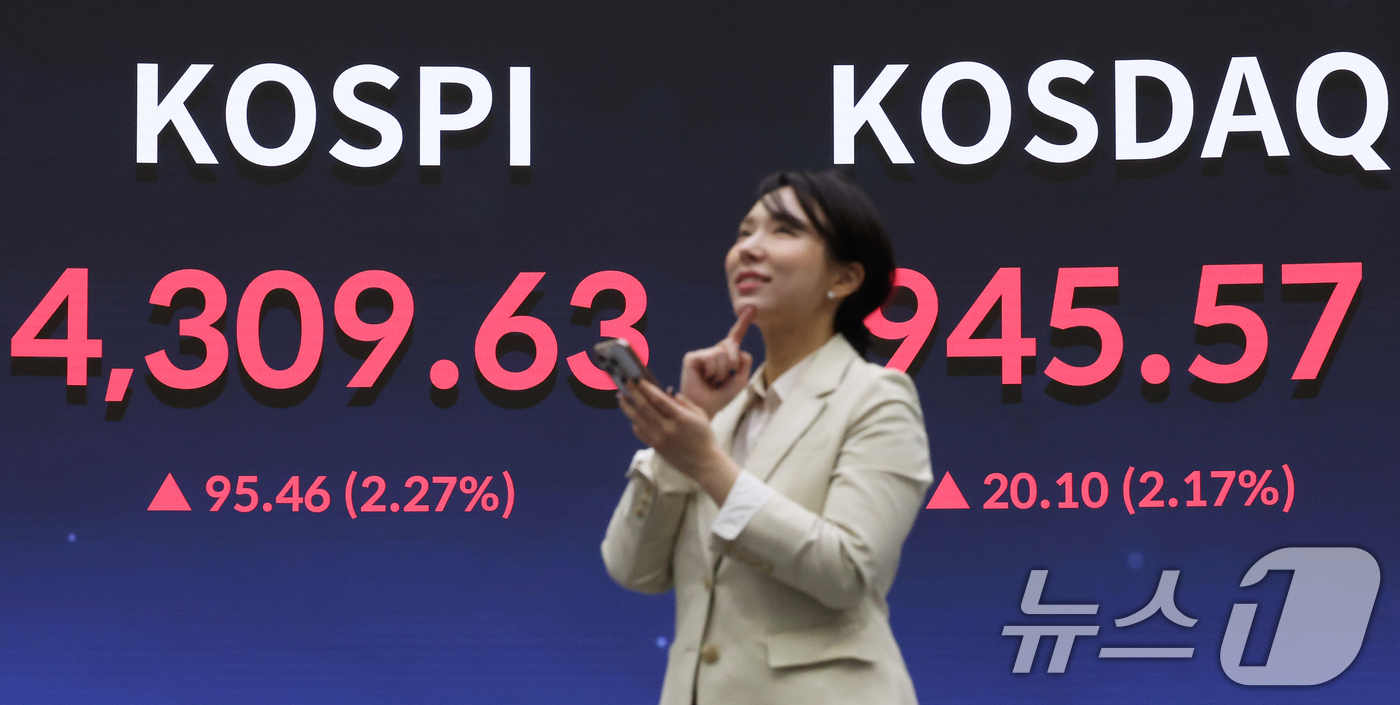 (서울=뉴스1) 오대일 기자 = 코스피가 새해 첫 거래일에 4300선을 돌파하며 사상 최고치를 경신한 2일 오후 서울 여의도 한국거래소 현황판에 코스피 종가가 표시되고 있다. 이날 …