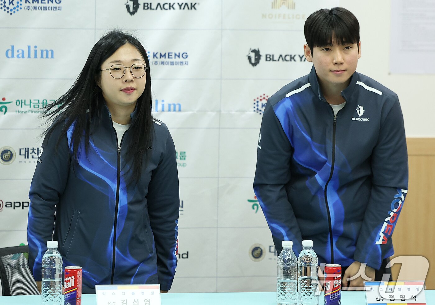 본문 이미지 - 2일 오후 서울 송파구 서울올림픽파크텔에서 열린 '2025 밀라노-코르티나담페초 동계올림픽 & 동계패럴림픽 컬링 국가대표 출정식'에 참가한 믹스더블컬링팀의 김선영과 정영석(오른쪽)이 인사를 하고 있다. 2026.1.2/뉴스1 ⓒ News1 김진환 기자