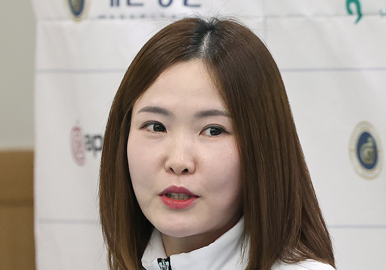 취재진 질문에 답변하는 백혜진